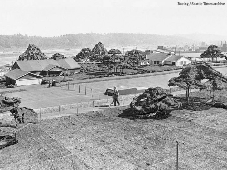 1. En vy av den falska stadsdelen som USA byggde nära Seattle för att dölja en militär Boeing-fabrik för japanerna.