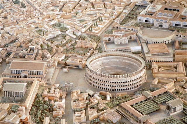 1933 gab Mussolini die Konstruktion einer Plastik des Zentrums des antiken Roms beim Historiker und Architekten Italo Gismondi in Auftrag.