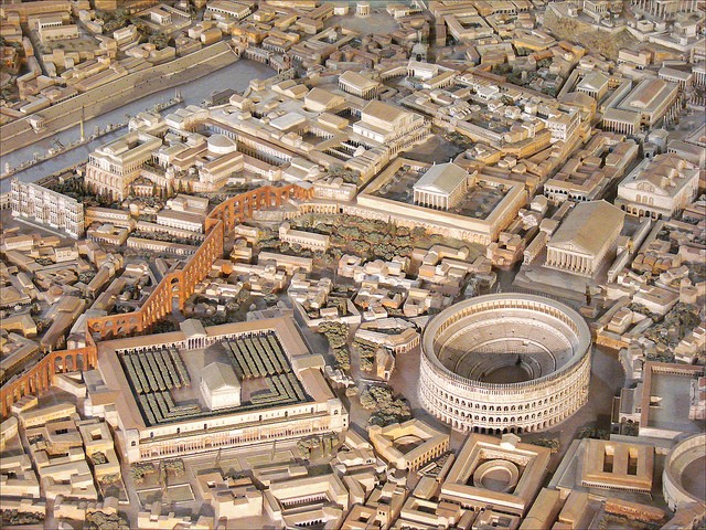 Wegen, bruggen, gebouwen, pleinen, monumenten en stegen: er ontbreekt werkelijk niets aan de maquette die het Rome van de 4 eeuw weergeeft.