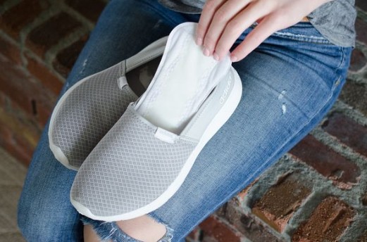 1. To absorb sweat, insert a common panty liner in the shoe (to facilitate adherence to the inner sole, you can remove the strip of paper that protects the adhesive part).