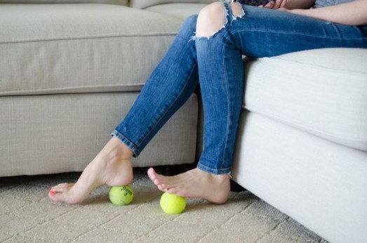 14. Nach einem langen Tag in Schuhen kannst du deine Ballen mit einfachen Tennisbällen massieren.