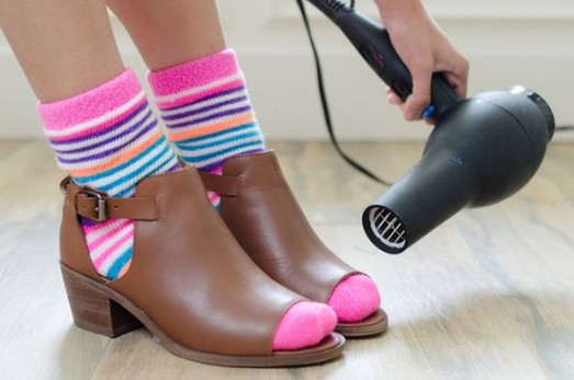 2. Enge Schuhe? Zieht Socken an und verwendet die heiße Luft eines Haartrockners, um den Stoff nachgeben zu lassen.
