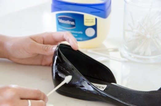 19. Streifen auf glänzenden Schuhen können ganz einfach mit Vaseline entfernt werden.