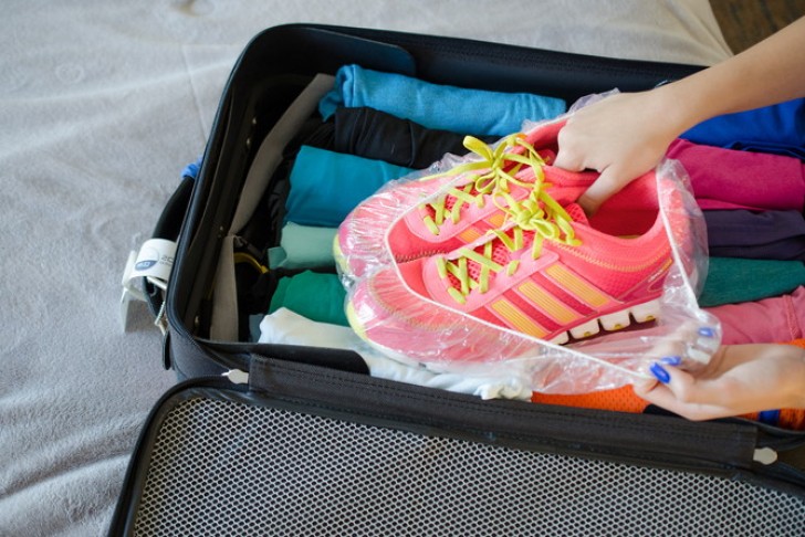 22. Abschließend noch eine praktische Möglichkeit, Schuhe beim Kofferpacken von Kleidung zu trennen: Verwendet eine Duschhaube, die ihr ausschließlich für diesen Zweck verwenden könnt.