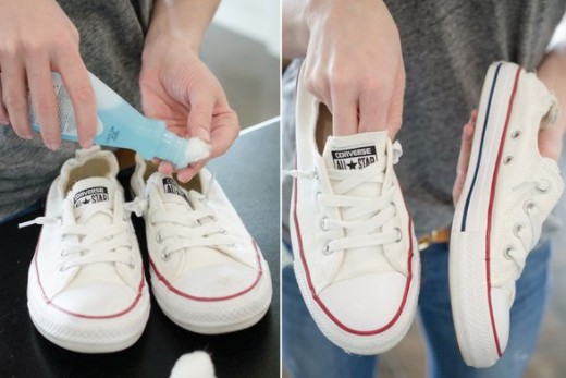 7. Schmutzflecken auf weißen Sneakers können mit Nagellackentferner abgeschwächt werden.