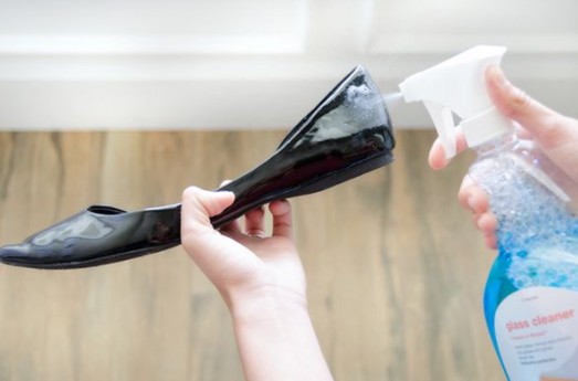 8. Gebt glänzenden Schuhen neues Leben, indem ihr sie mit dem Produkt reinigt, das ihr normalerweise zum Reinigen von Glas verwendet.