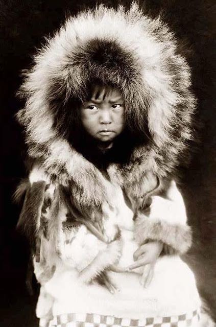 Der Begriff "Eskimo" schließt zwei Völker der arktischen Region ein: Die Inuit (Grönland, Kanada und Nordalaska) und die Yupik (Extremer russischer Orient und extremer Westen Alaskas)