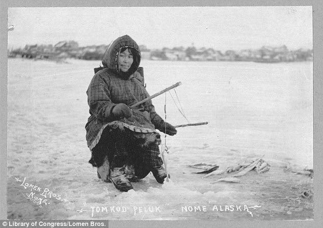 Die ersten Völker, die diese Gegenden besiedelten haben sich vor etwa 5000 Jahren hier niedergelassen. Aber die ethnische Gruppe von der die Inuit abstammen, die Thule, haben sich zunächst in Grönland etwa 500 nach Christus niedergelassen.
