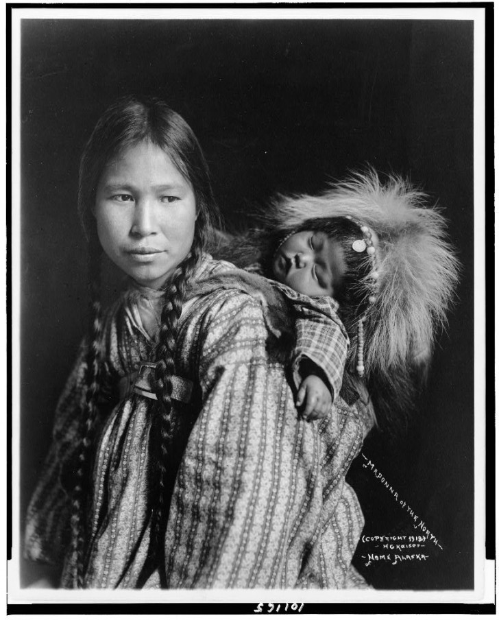 We kunnen bijvoorbeeld zien hoe zij zich kleedden en gedroegen, zoals deze Inuit-vrouw uit 1912 met haar slapende "papoose".