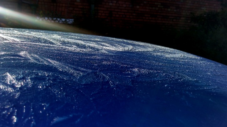 Vanmorgen leek het ijs op mijn auto op de aarde gezien vanuit de ruimte.
