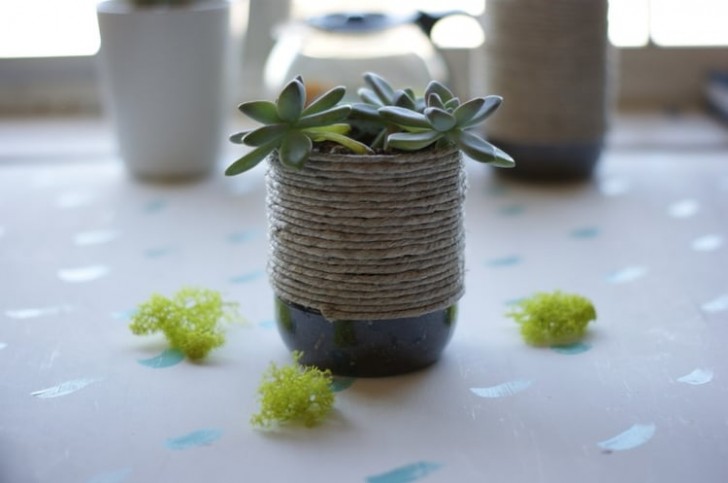 12. Half a plastic bottle and a string of hemp! This is how a fat plant vase is created.