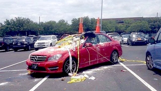 18. On peut seulement imaginer ce qui s'est passé avant que cette voiture soit abandonnée dans cet état.....