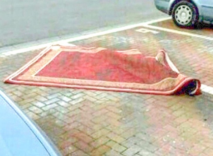 5. Tambien Aladin no respeta las reglas de estacionamiento!