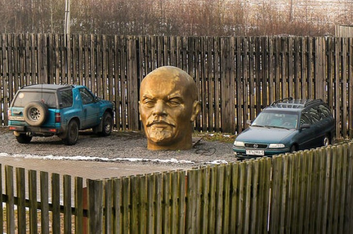 8. Como? No tienen un Lenin en el estacionamiento bajo de casa tambien ustedes?