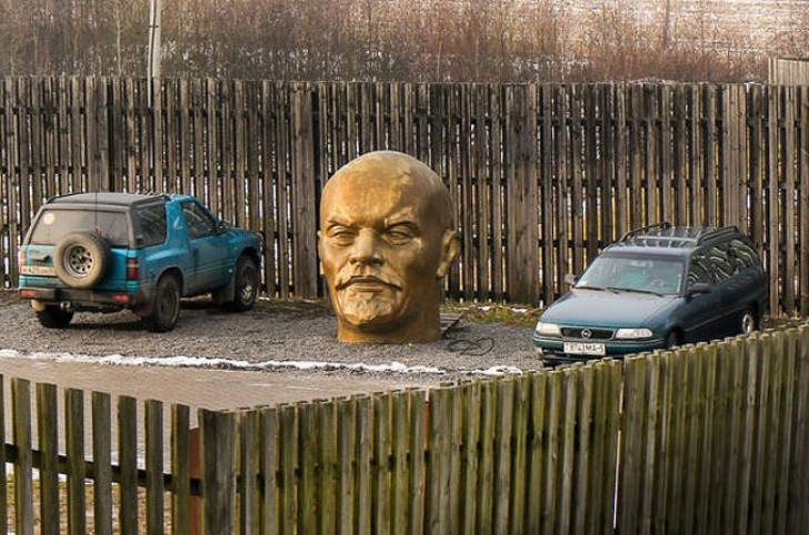 8. Wie? Ihr habt keinen Lenin auf dem Parkplatz vor eurem Haus?