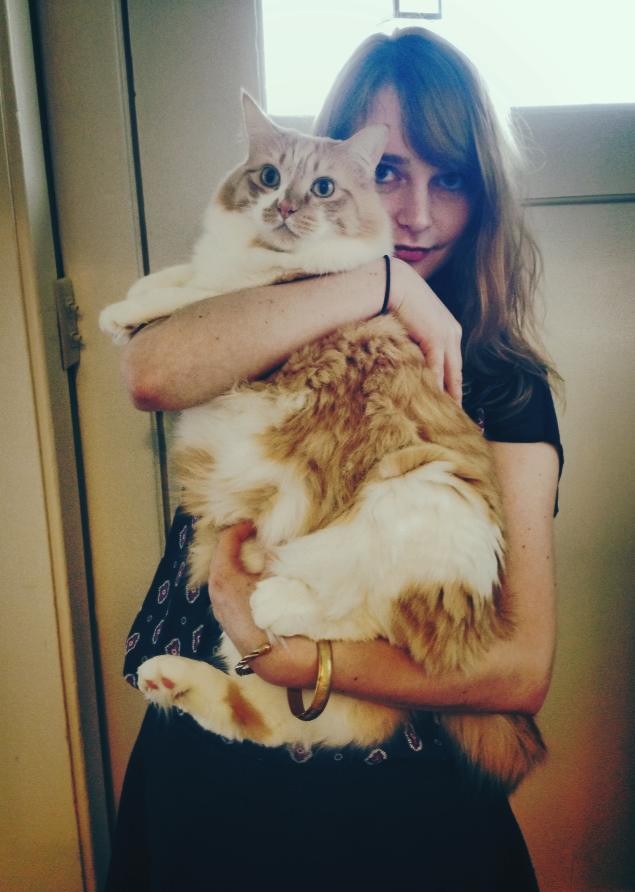 "My girlfriend always said she had a big cat, but I didn't think it could be this big ..."