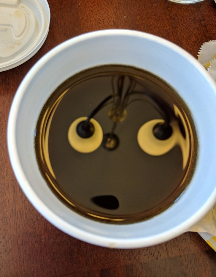 Een verbaasde kop koffie.