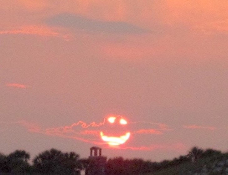 Pôr do sol sorridente.