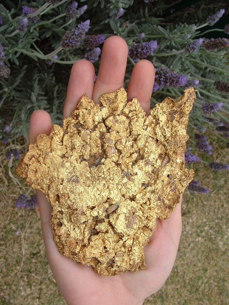 A rock made of ... gold!