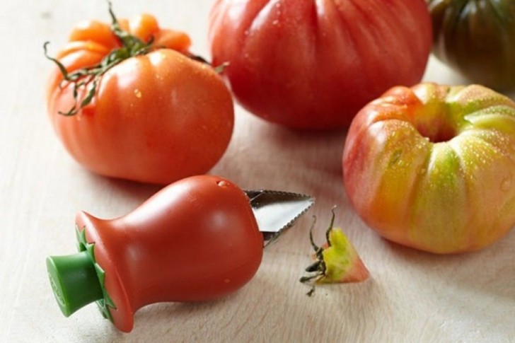 17. Ein praktisches Gerät, um Tomaten zu entkernen.