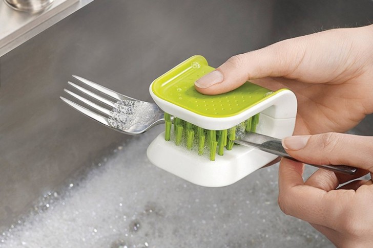 22. A brush for washing cutlery.