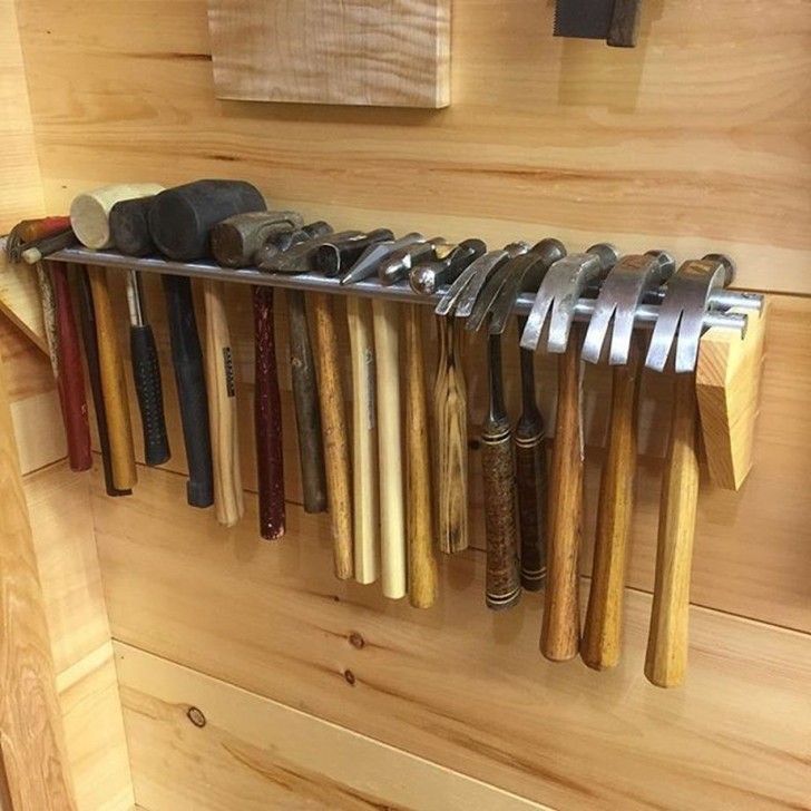 19. Una simple barra de madera para tener los martillos