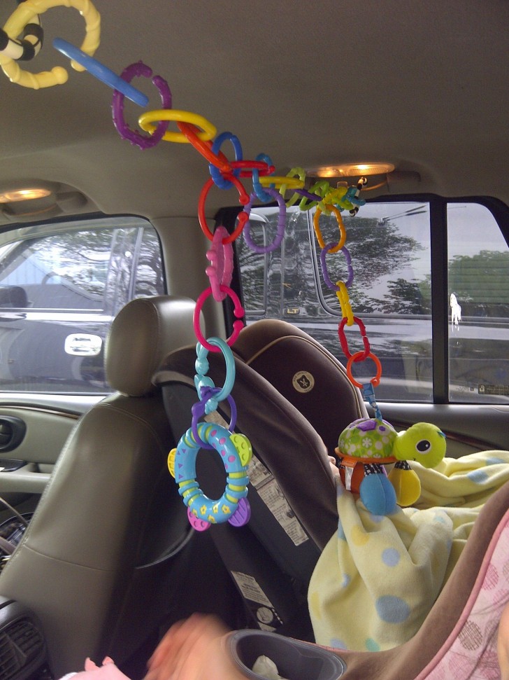 12. Aus farbigen Kunststoffringen lässt sich im Auto ein kleiner Spielplatz bauen.