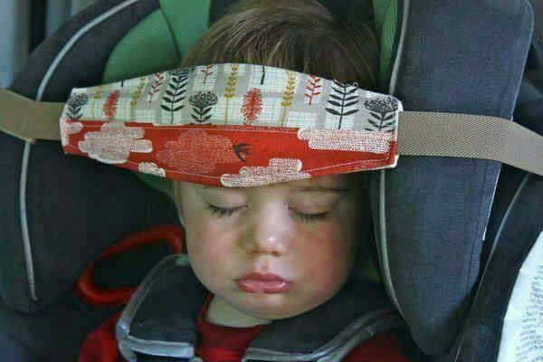 13. Une bande de tissu très confortable pour tenir la tête des enfants lorsqu'ils dorment dans la voiture.