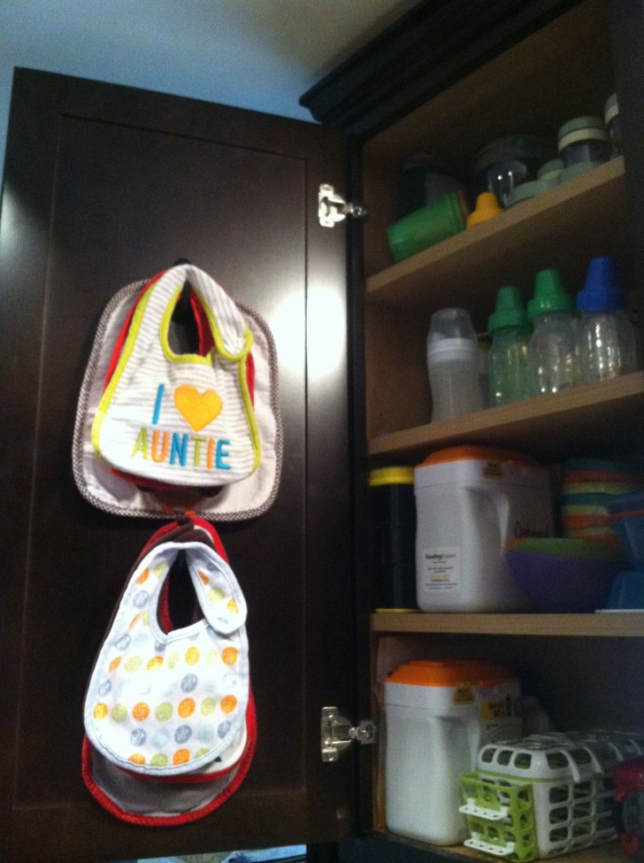 20. Place infant bibs in the same space in which you keep the items related to the child's meals. In this way, you can keep them always close at hand.
