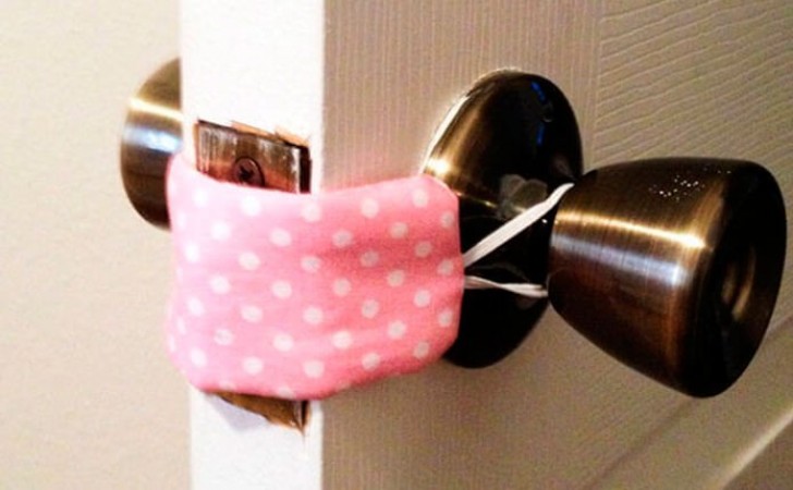 3. To prevent your children from accidentally locking themselves up inside a room, you can solve the problem by using a piece of cloth and some rubber bands.