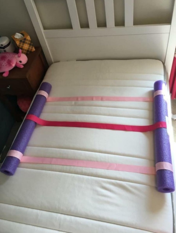 7. Ihr könnt euer Bett auch direkt mit diesen Kanten ausstatten: Befestigt die Poolnudeln an den Seiten der Matratze und macht dann normal das Bett.