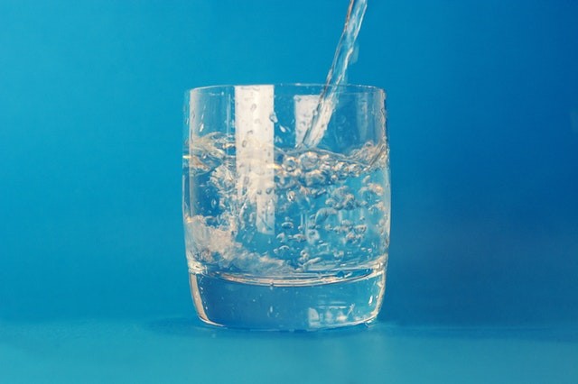 Das Wasser verändert nicht den pH-Wert des Magens, sondern es kann auf verschiedene Weise helfen.