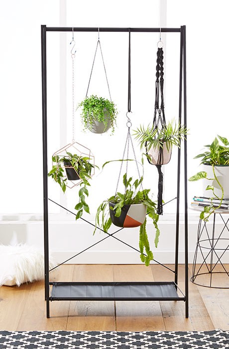 14. Je kunt een stang gebruiken om kleding en hangende planten op te hangen
