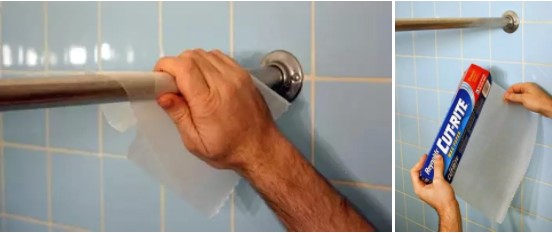 1. Pasa un papel de horno sobre el palo de la cortina de baño para hacerla correr mejor y evitar los chirridos.