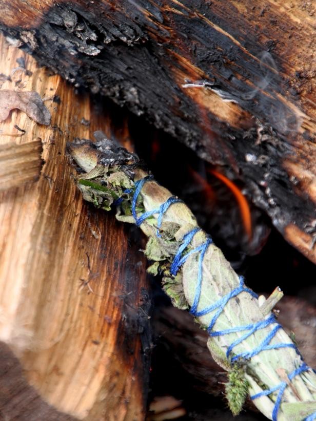 Pour les utiliser, il suffit de les allumer à une extrémité et de les suspendre pour que la fumée éloigne les insectes.