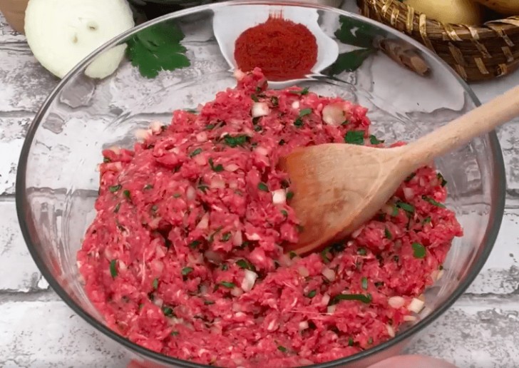  1. Add chopped parsley, paprika, and onion to the ground meat. Mix and add a pinch of salt and pepper.