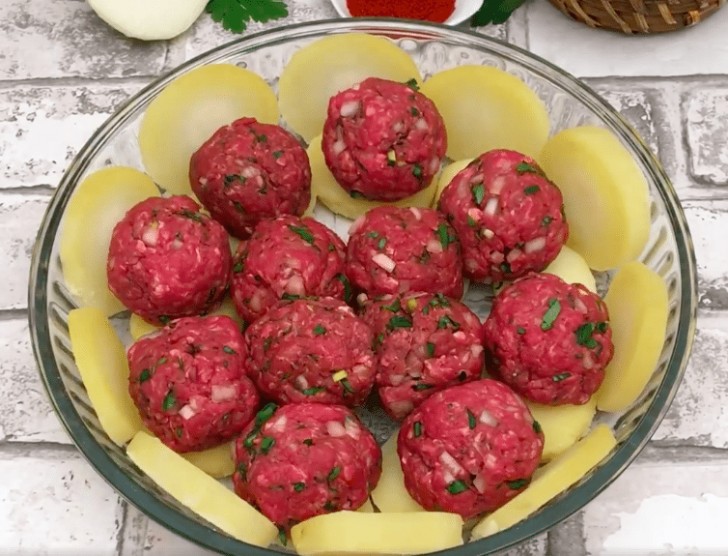  3. Shape meatballs to the size you prefer. However, for optimal cooking, the advice is not to make them too big or too small.