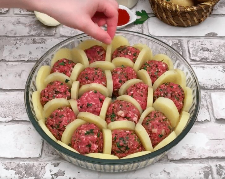  4. Place the remaining potato slices between the meatballs to separate them.