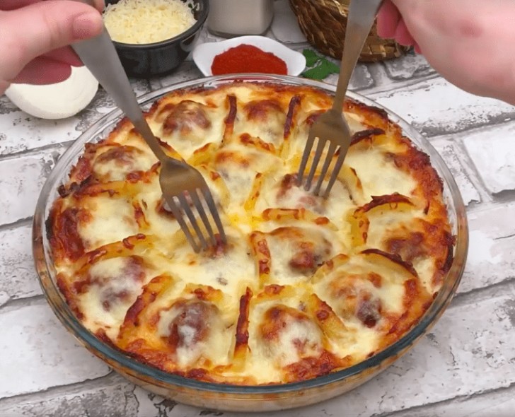  5. Pour the bechamel sauce on the meatballs and potatoes until they are almost completely covered. Finish with a layer of grated mozzarella and cook at 428°F (220°C) for about 45 minutes.