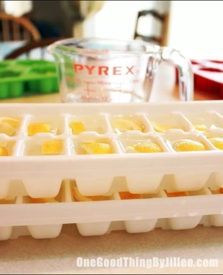 To prevent unpleasant odors from escaping from the sink drains, freeze some cubes of vinegar and slices of lemon. Then every day or as needed let the ice cubes melt in the sink.