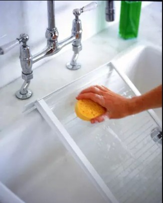 Ricordate che il modo più efficace per pulire il frigorifero è quello che prevede acqua calda e bicarbonato!