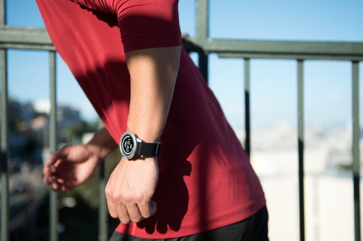 Deze smartwatch werkt op batterijen die zich opladen door middel van lichaamswarmte. Voor de rest is 'ie gelijk aan andere slimme horloges.