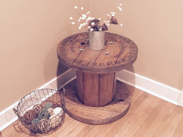 2. With a wooden reel, you can make a lovely table for the hallway.
