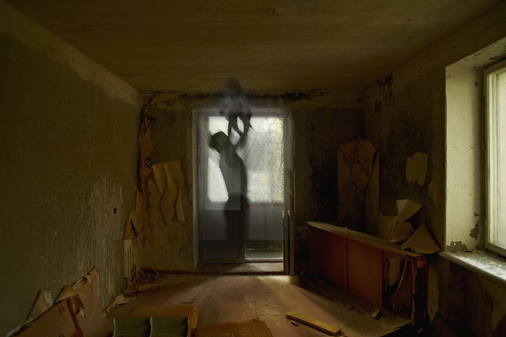 "1986 mussten wir wegen der Explosion von Tschernobyl unser Haus verlassen. Vor zwei Jahren kam ich zum ersten Mal in unsere Wohnung zurück und ich besuchte das Zimmer, wo ich 1985 ein Foto mit meinem Vater machte. Es entstand aus zwei Schüssen, die sich überlagerten."