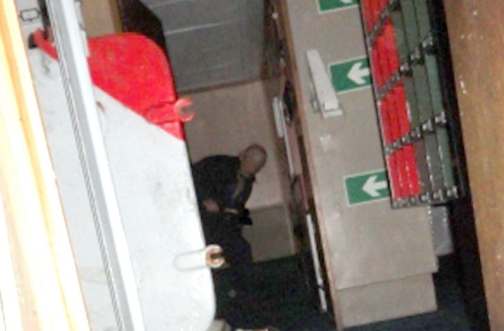 "Deze foto werd gemaakt op een verlaten schip: niemand kan binnenkomen zonder geregistreerd te zijn door bewakingscamera's. Politieonderzoeken hebben geen enkele overtreding geregistreerd, dus wie is deze man met een bijl in zijn hand?"