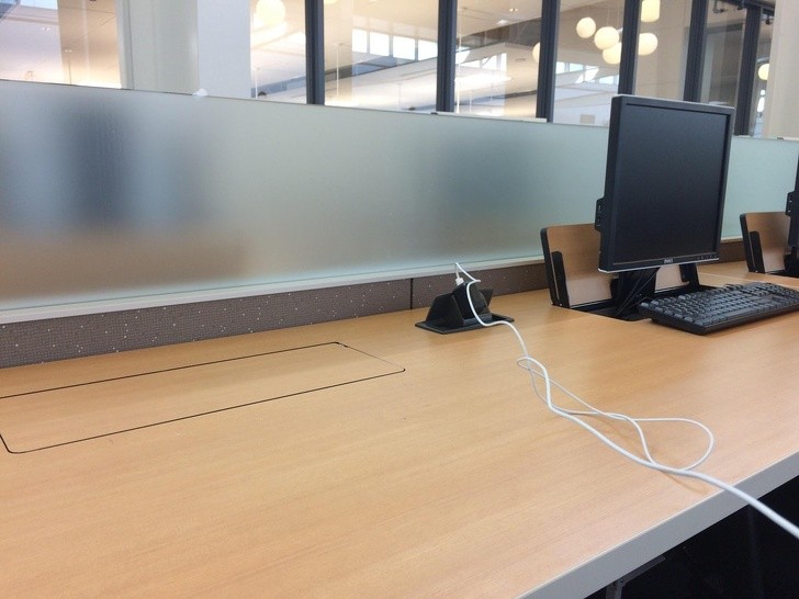 11. In questa biblioteca i monitor del PC sono a scomparsa per usufruire di più spazio quando non lo si usa.