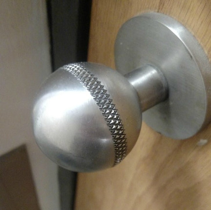 12. This door handle is knurled, to allow even people wearing woolen gloves or mittens to open it more easily.
