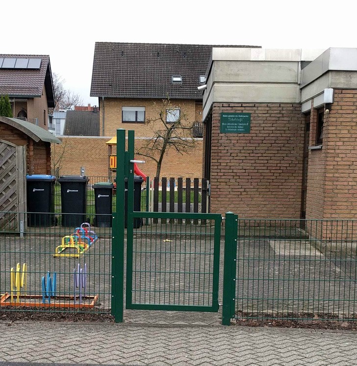 6. Het handvat van dit hek is hoger geplaatst zodat schoolkinderen het niet kunnen openen.