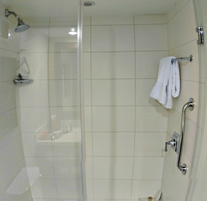 7. Neste hotel a torneira para abrir o chuveiro é colocada do lado oposto, assim o cliente não se molha quando abre.