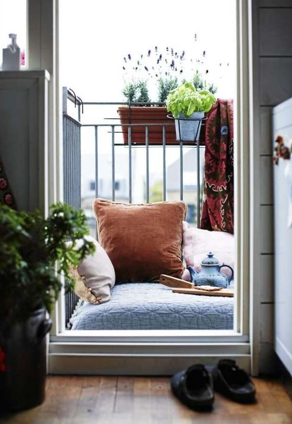 1. Votre petit balcon peut devenir une alcôve confortable grâce à de simples coussins.